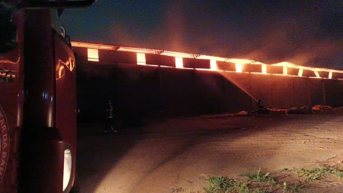 Bombeiros controlam incêndio em galpão algodoeiro na BR-020, em Luís Eduardo Magalhães