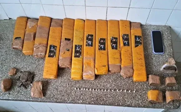 Polícia apreende drogas dentro de geladeira em Saubara