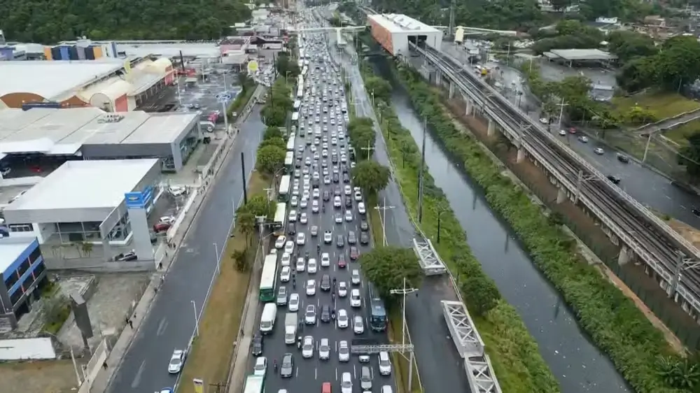 Engarrafamento causado pelo fechamento da marginal da Av. ACM