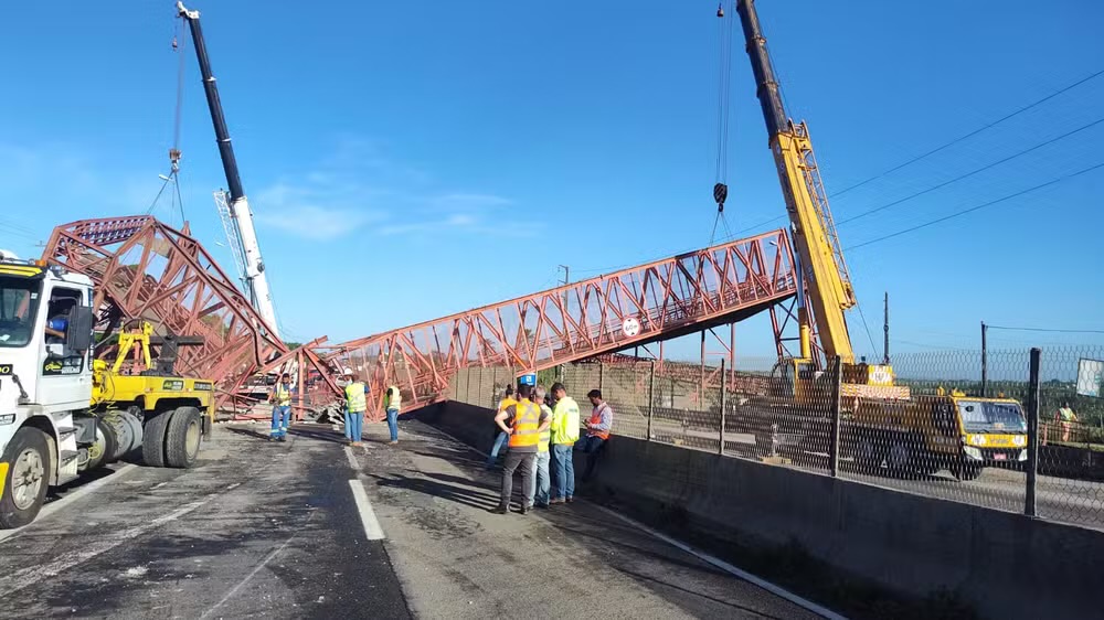 Carreta derruba passarela na BR324