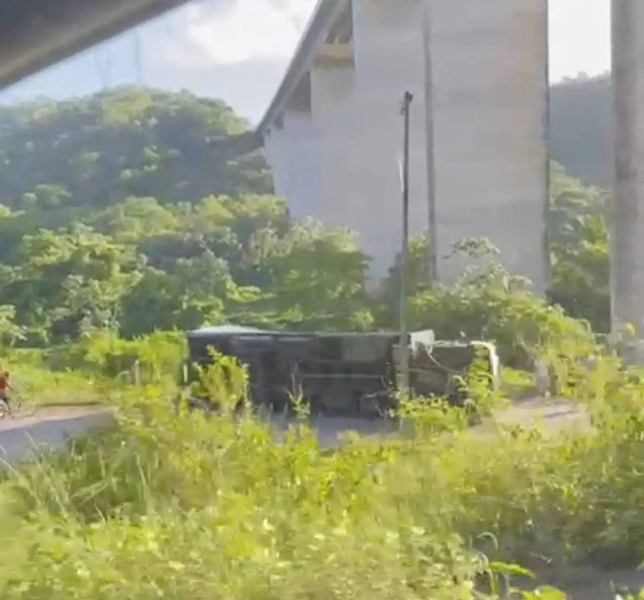 caminhão tomba em ponte Pedra do Cavalo, na Bahia