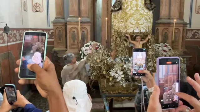 Maria Bethânia, em Santo Amaro, homenageando Nossa Senhora da Purificação, a Rainha do Recôncavo Baiano.