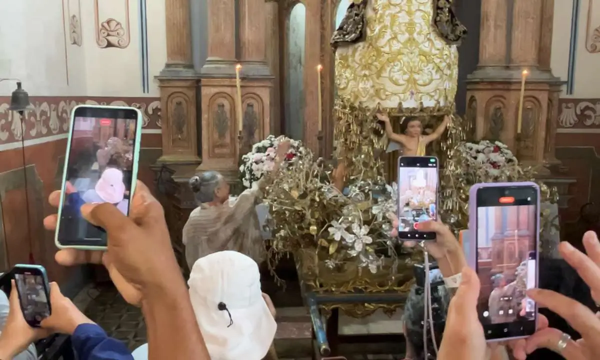 Maria Bethânia, em Santo Amaro, homenageando Nossa Senhora da Purificação, a Rainha do Recôncavo Baiano.