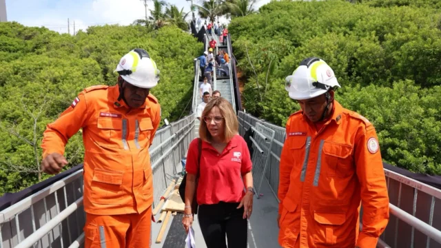 MPBA vistoriando passarela no Morro do Ipiranga em Salvador