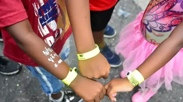 Crianças e pessoas com surdez podem usar pulseiras de identificação