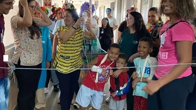 Bloquinho de Carnaval no HEC leva alegria e humanização para pacientes