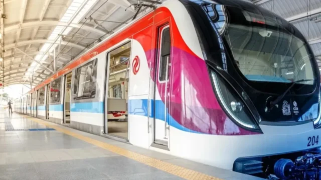 Mulher fica com perna presa entre trem e plataforma no metrô de Salvador