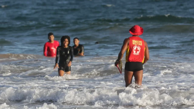 Corpo de Bombeiros orientando banhistas em Salvador