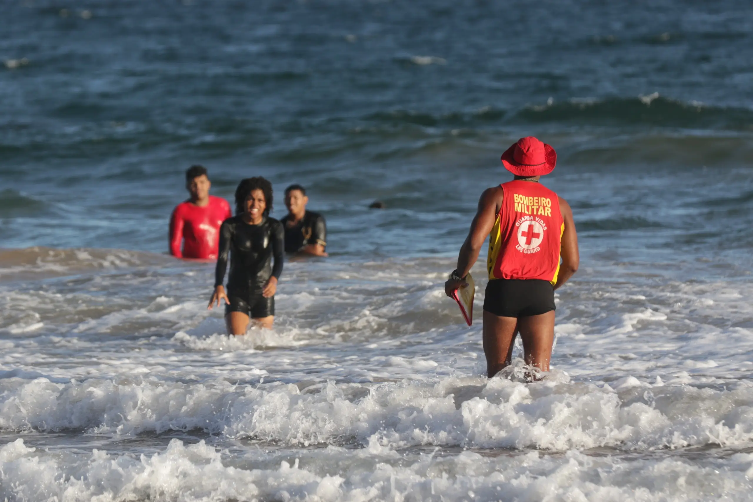 Corpo de Bombeiros orientando banhistas em Salvador