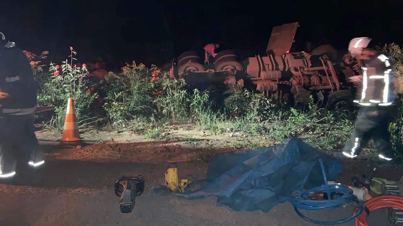carreta tomba em Luis Eduardo Magalhães na Bahia