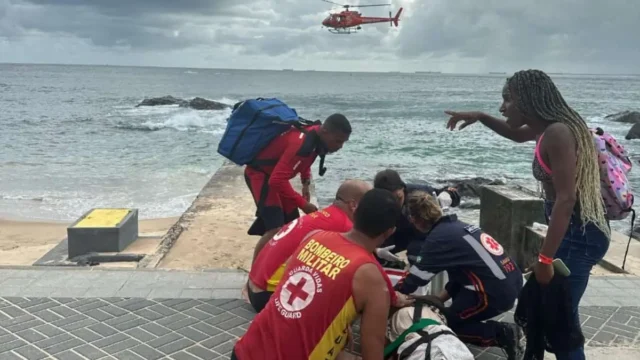Helicóptero resgata vítima de afogamento no circuito do Dodô, em Salvador