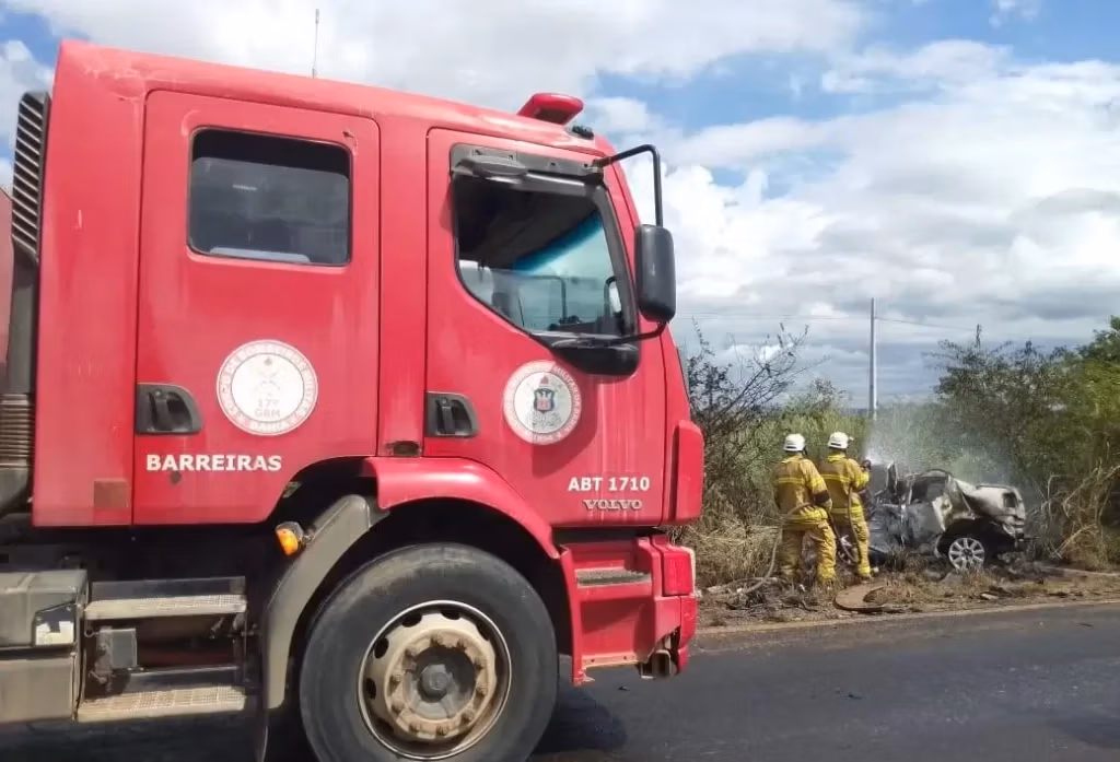 Quatro pessoas morrem carbonizadas em colisão na BR-135 entre Riachão das Neves e Formosa do Rio Preto 2 oeste da bahia acidente