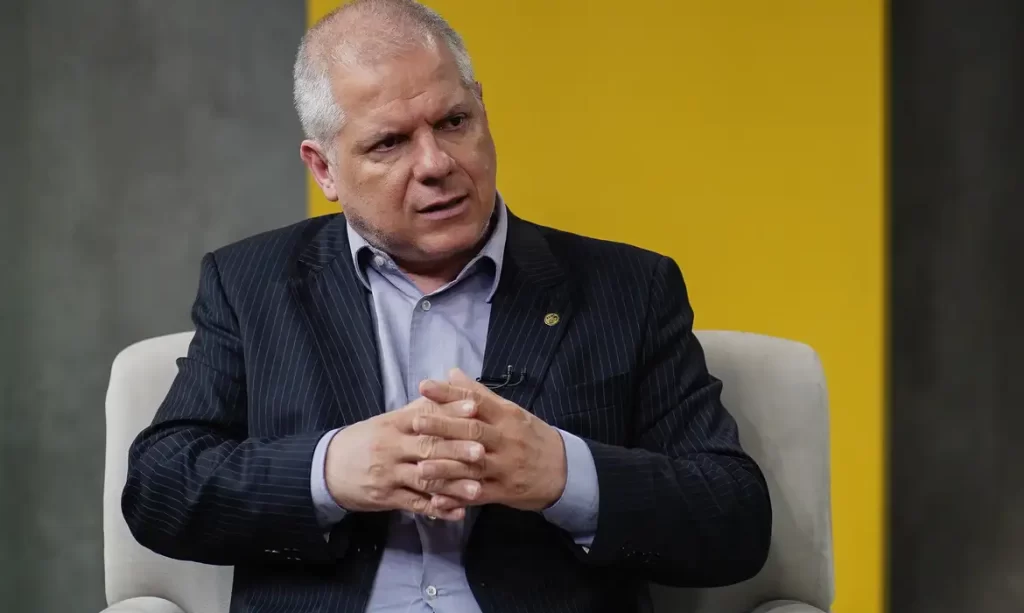 Presidente do INSS é afastado após operação que apura desvio de R$ 6,3 bilhões em benefícios 2 inss