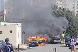 carro pega fogo