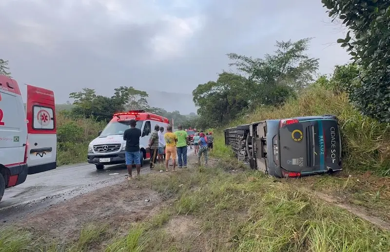 Ônibus tomba na BA-120 em Ibirataia, deixa mortos e feridos 2 Ônibus tomba na BA-120