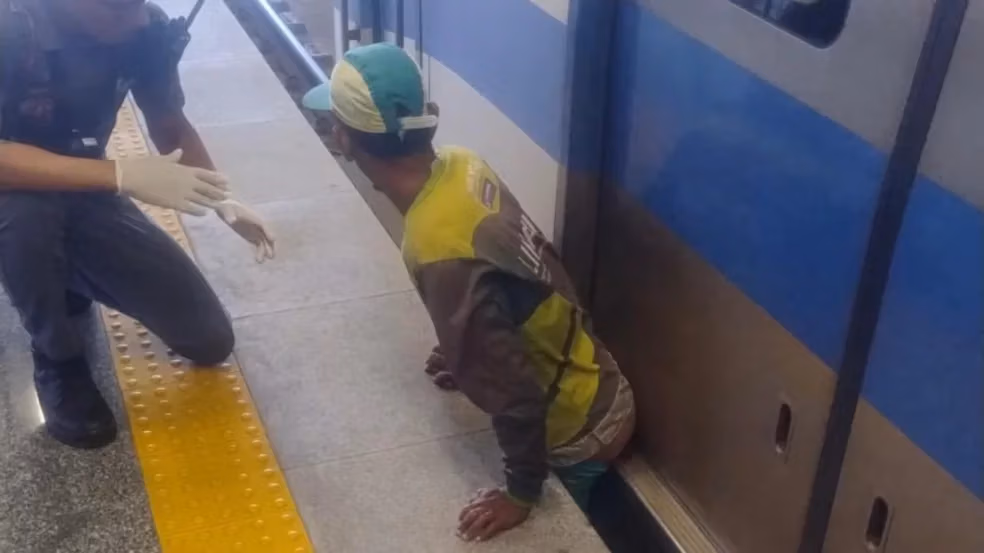 CCR homem fica preso entre plataforma e trem