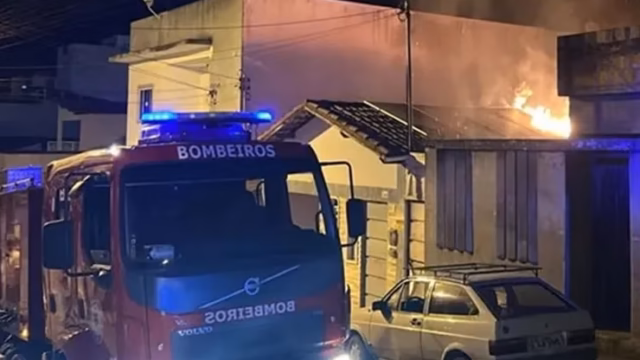 brumado Homem incendeia casa