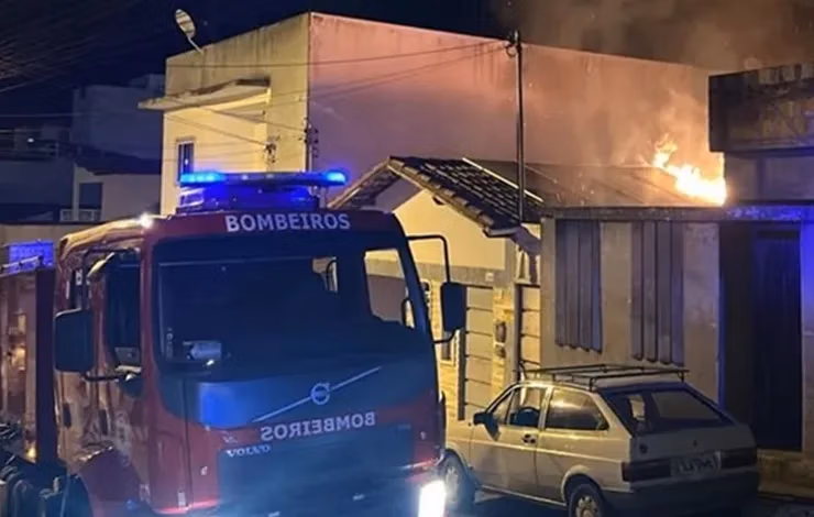brumado Homem incendeia casa