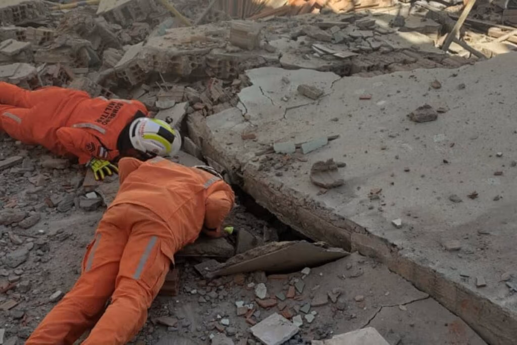 Desabamento de igreja em Jequié: Bombeiros resgatam 14 pessoas após queda de estrutura 2 desabamento igreja jequié