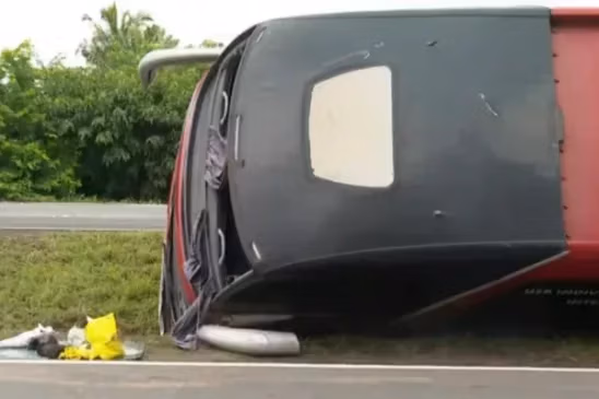 Ônibus tomba na Estrada do Coco e interdita faixa sentido Salvador 2 Ônibus tomba na BA-099