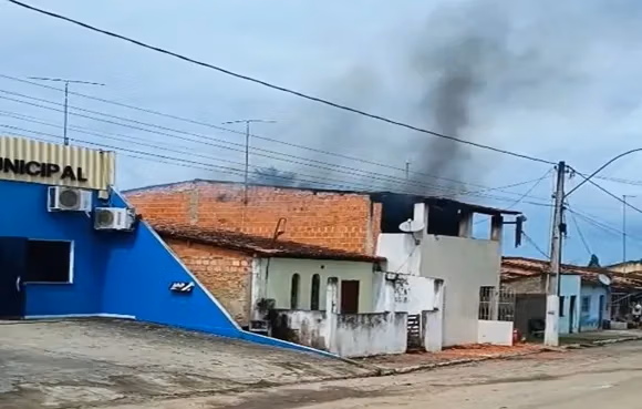 Incêndio atinge casa no centro de Teodoro Sampaio 2 incêndio Teodoro Sampaio
