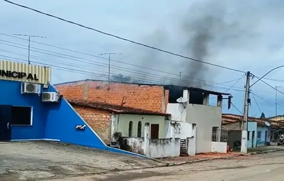 Incêndio atinge casa no centro de Teodoro Sampaio 2 incêndio Teodoro Sampaio