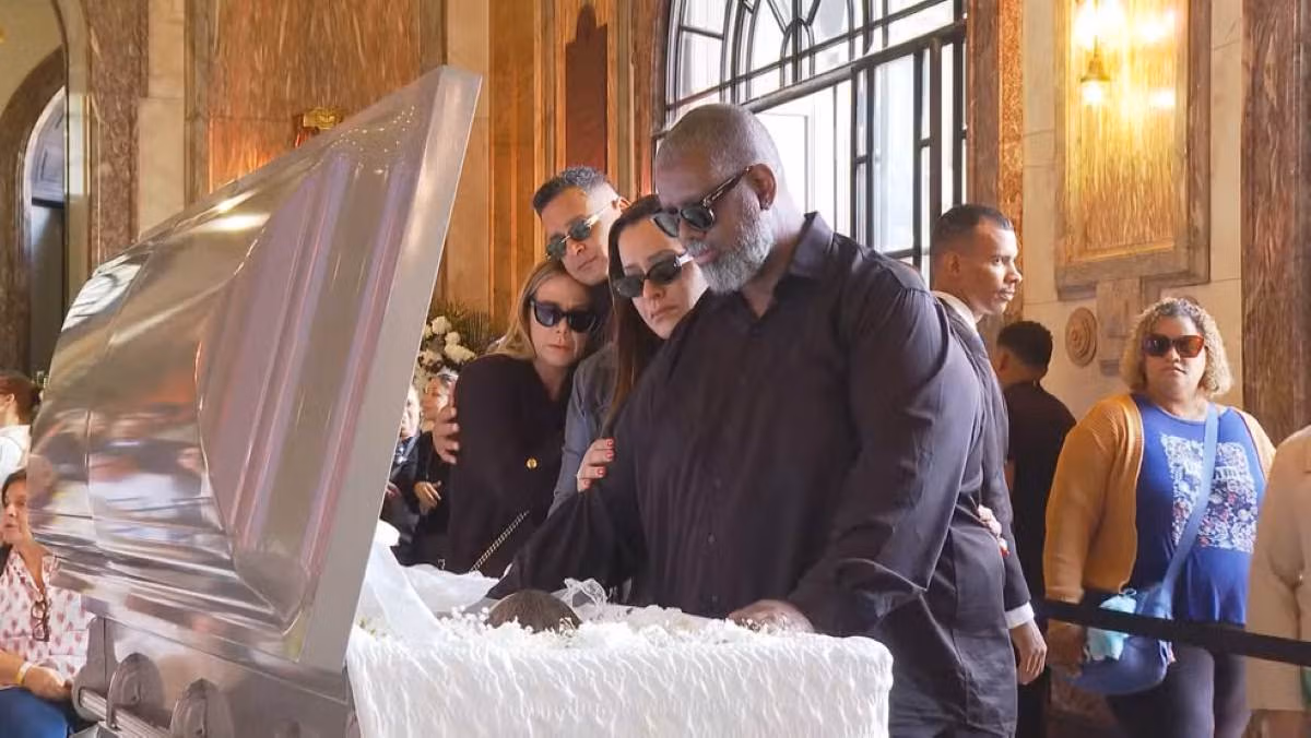 Péricles, Xanddy e Carla Perez no velório de Preta Gil