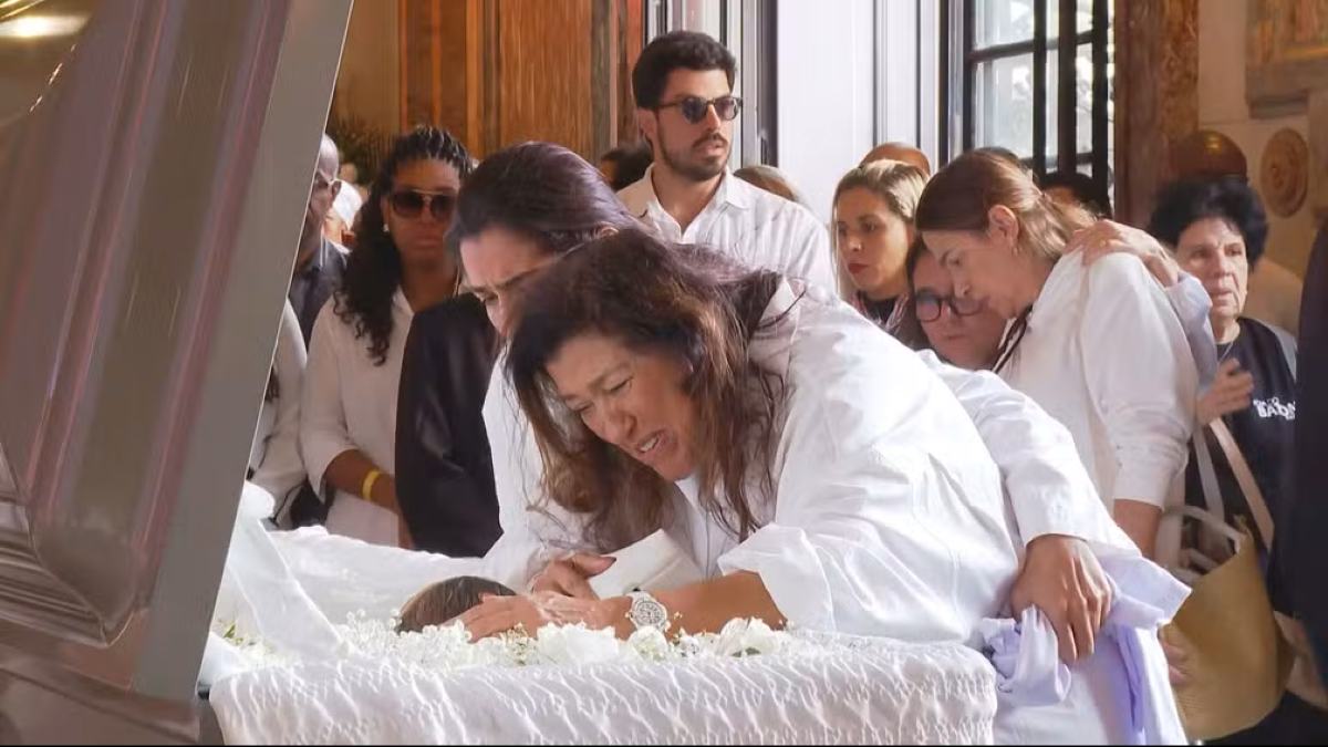 Velório de Preta Gil reúne multidão no Rio de Janeiro 10 Regina Casé e a filha, Benedita no velório de Preta Gil