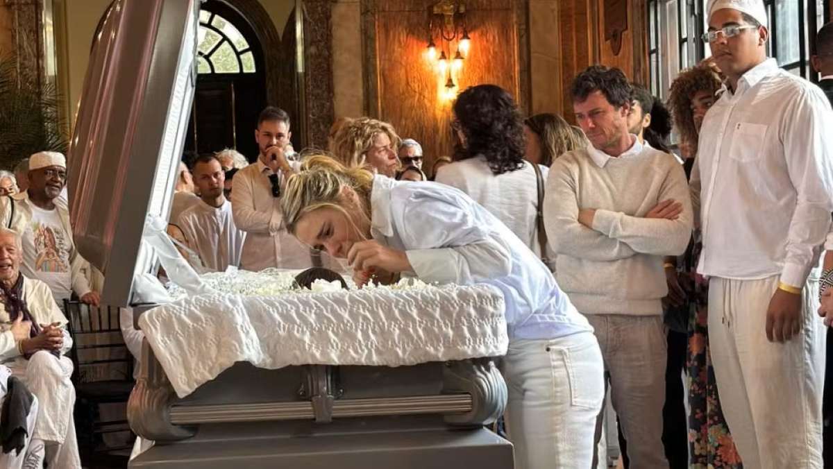 Velório de Preta Gil reúne multidão no Rio de Janeiro 7 Carolina Dieckmmann no velório de Preta Gil