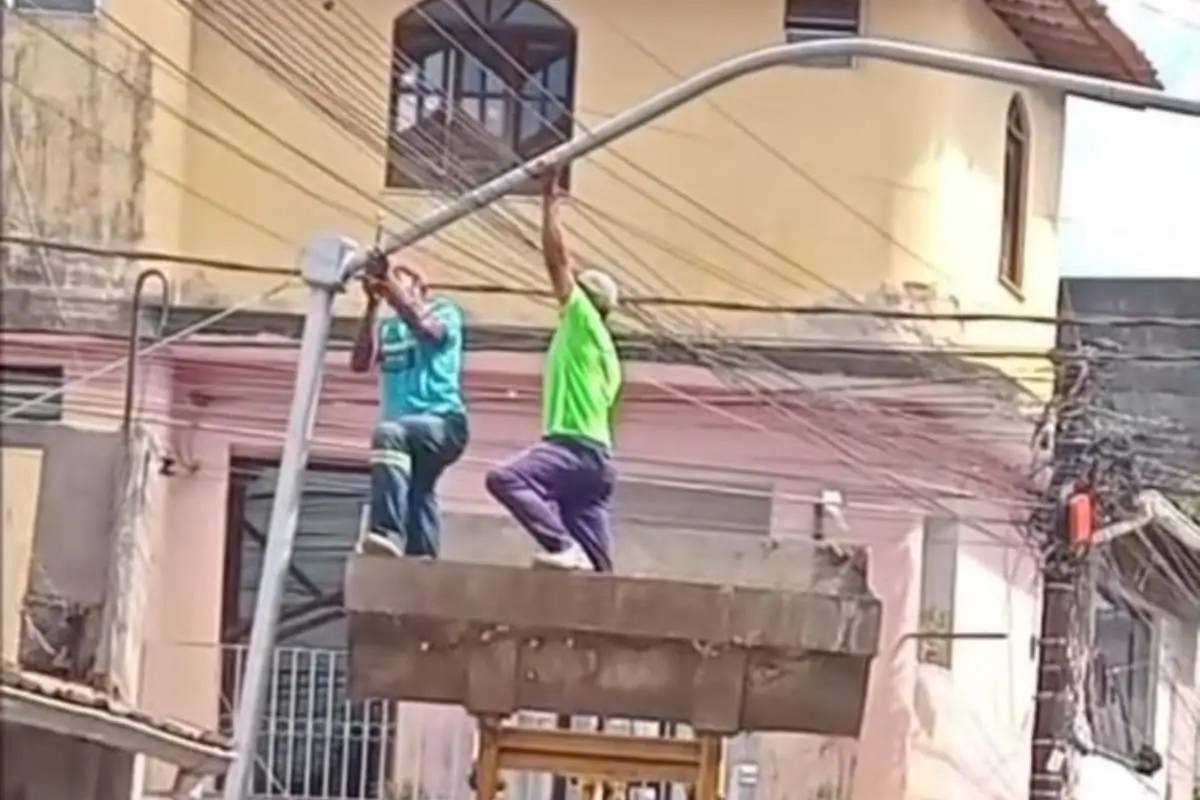 homens trator santo amaro sinaleira