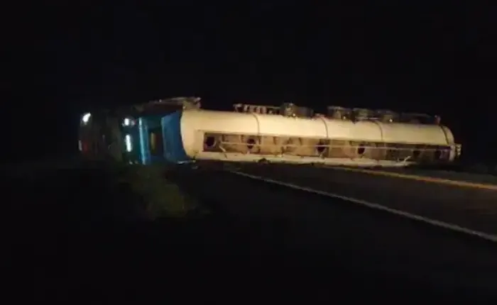 Carreta tomba e interdita BR-101 em Ubaitaba