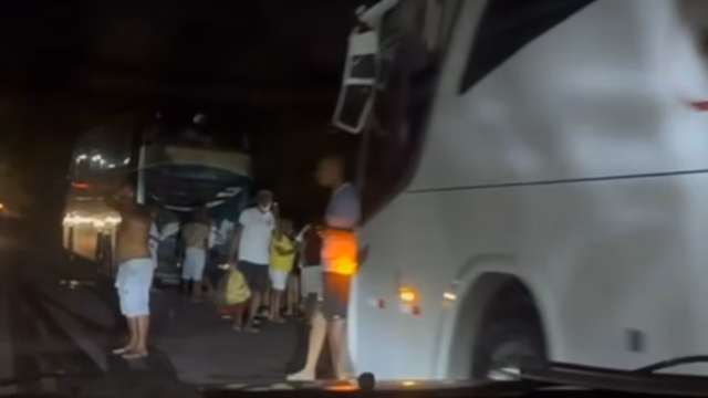 Ônibus colide na traseira de outro em Itapema Santo Amaro