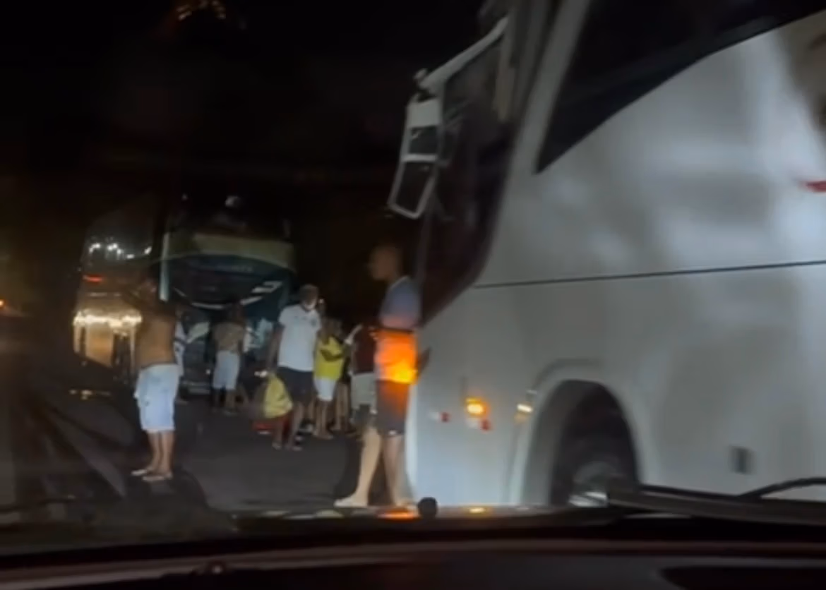 Ônibus colide na traseira de outro em Itapema Santo Amaro