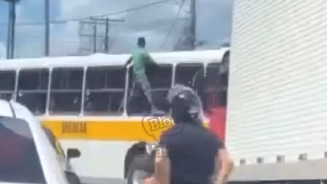 Homem se pendura em ônibus escolar SAJ