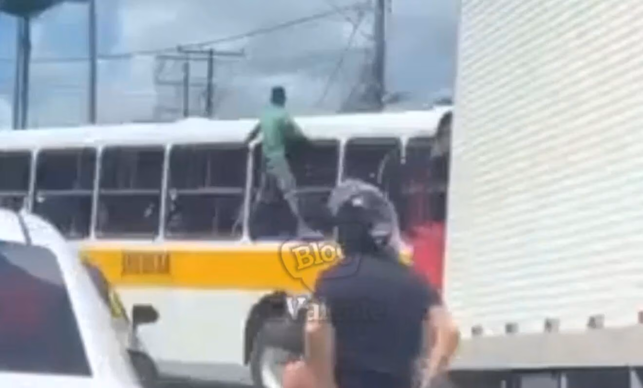 Homem se pendura em ônibus escolar SAJ
