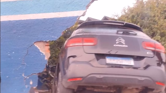 acidente feira de santana carro bate em muro da embasa