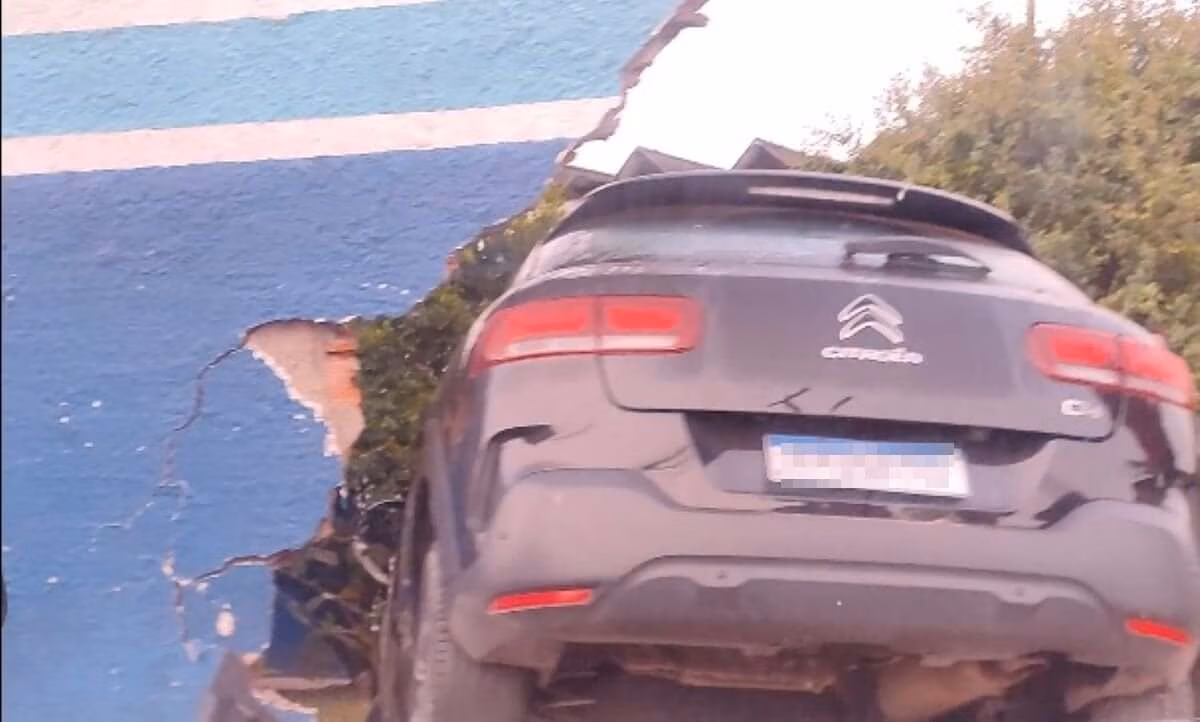 acidente feira de santana carro bate em muro da embasa