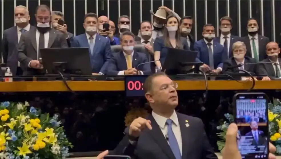 Oposição faz protesto na Câmara contra prisão domiciliar de Jair Bolsonaro