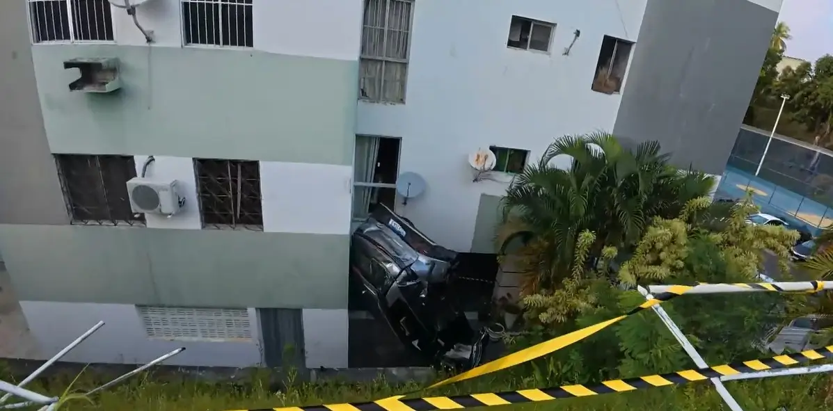 carro ribanceira cabula prédio