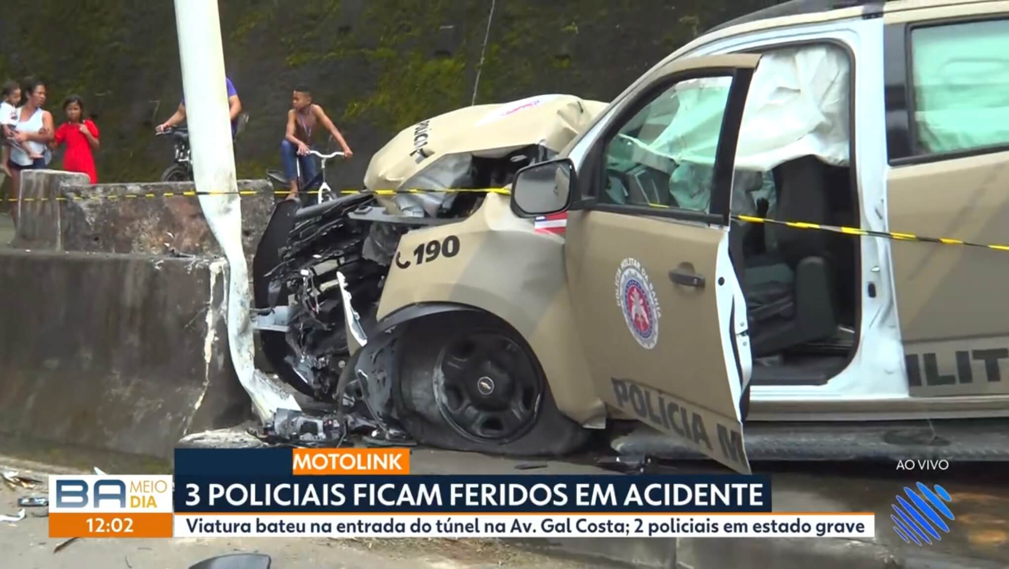 Viatura da PM bate em poste Salvador