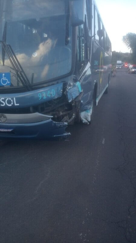 Acidente entre carro e ônibus é registrado em Santo Amaro 2 ônibus da cidade sol acidente em santo amaro