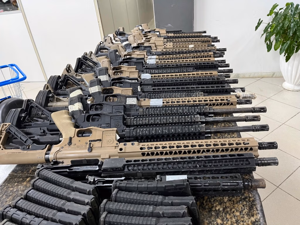 22 fuzis e drogas em sítio usado por facção BDM