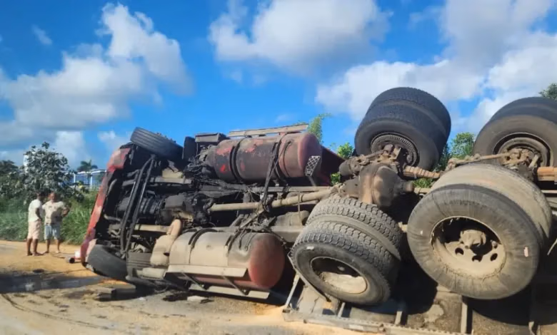 carreta de soja tomba br-324