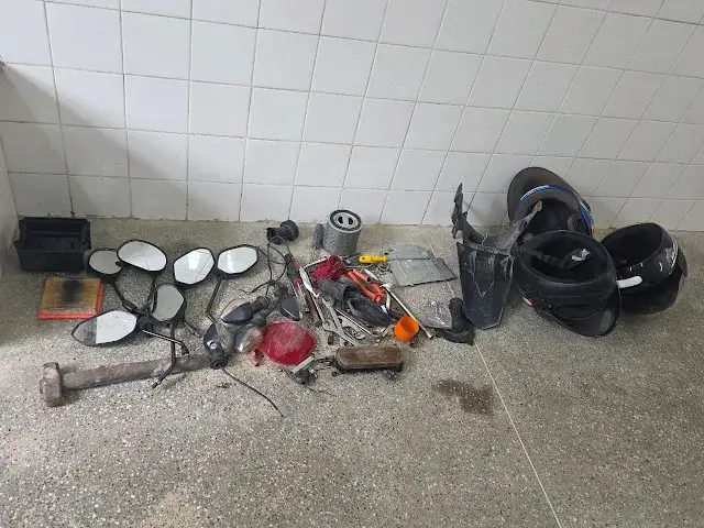PM prende trio com desmanche de motos na zona rural de Conceição do Jacuípe 2 peças de motos roubadas
