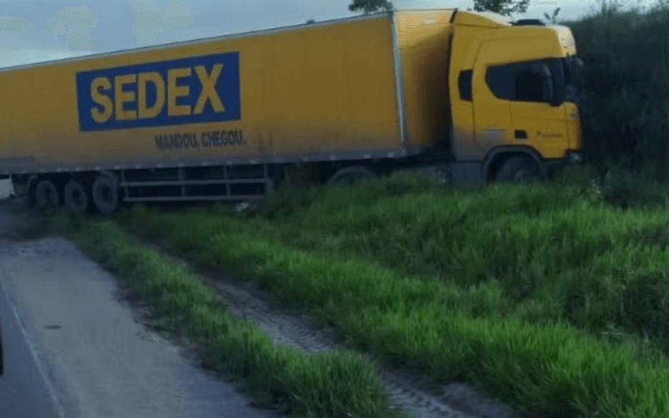 acidente com carreta dos Correios em Alagoinhas