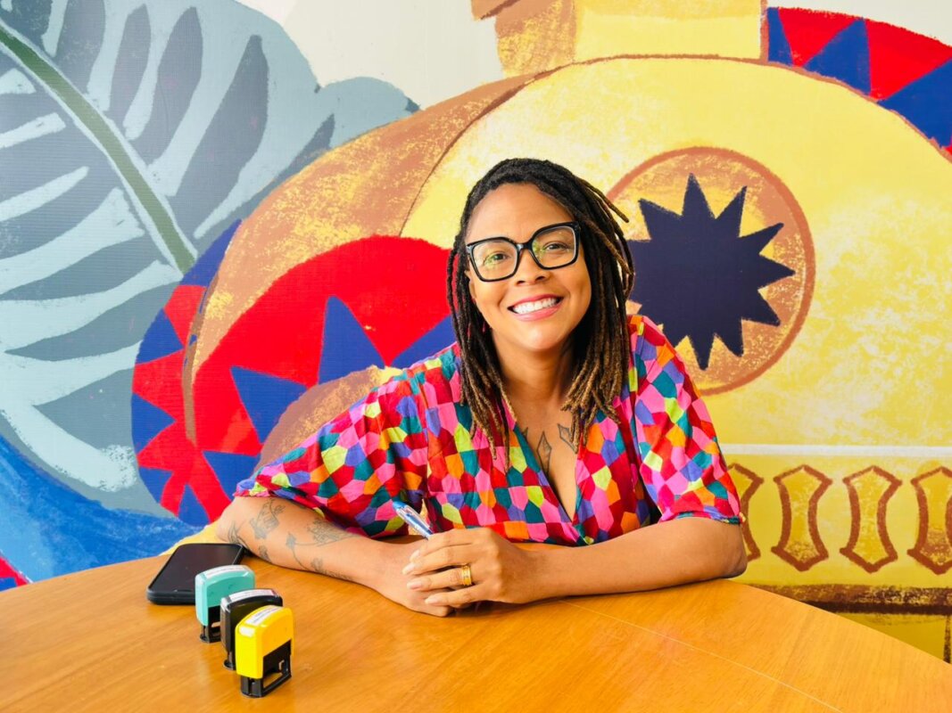 “A juventude negra aprende a se camuflar para sobreviver à violência racista”, diz Bárbara Carine na Flica 2025 2 Flica 2025 Tenda Paraguaçu  Bárbara Carine