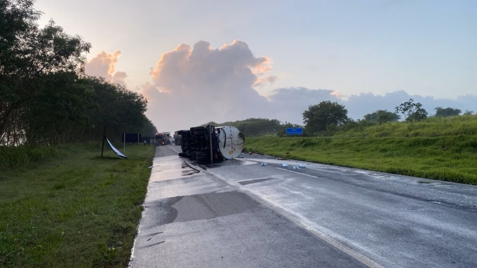 caminhão-tanque BR-324 acidente vazamento de combustível