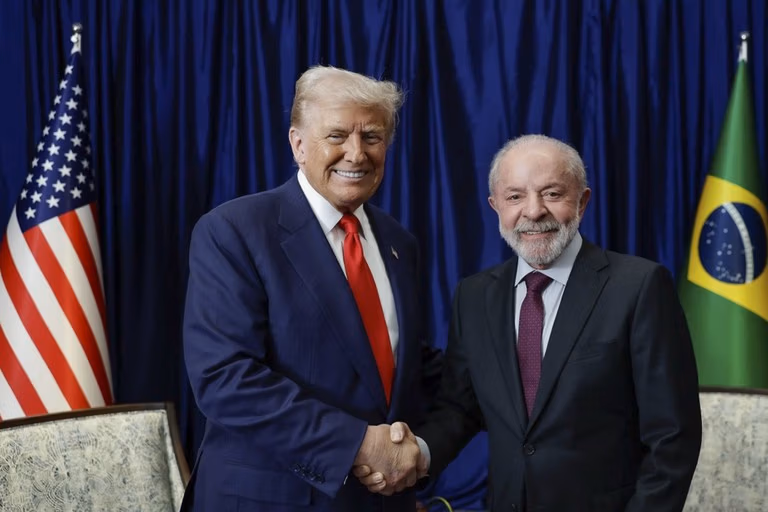 Lula e Donald Trump em encontro na Malásia