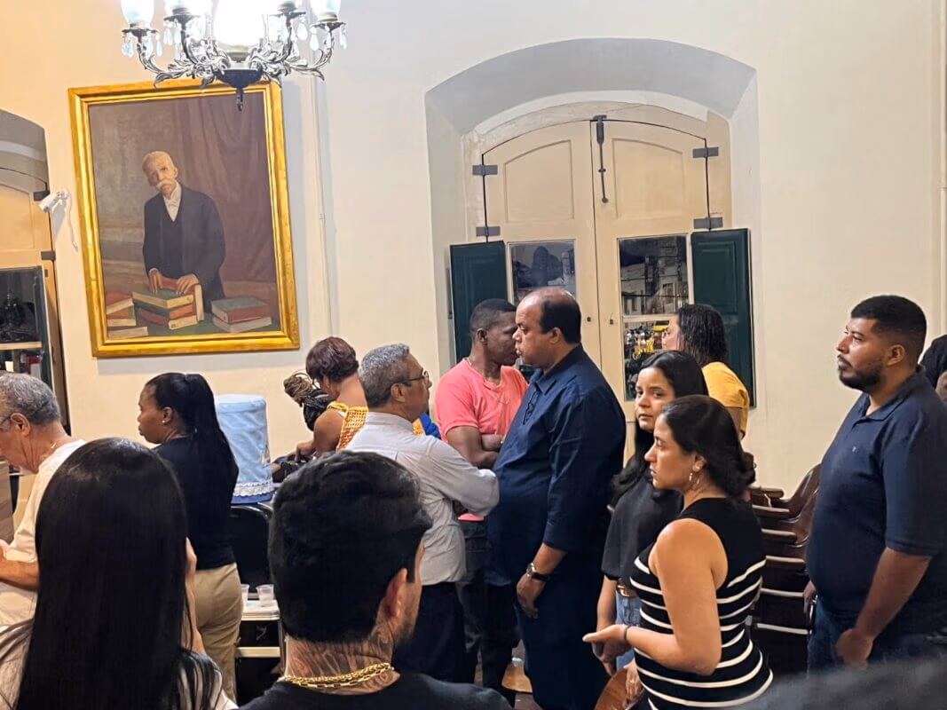 Flaviano Bomfim no velório de Gleiber Junior