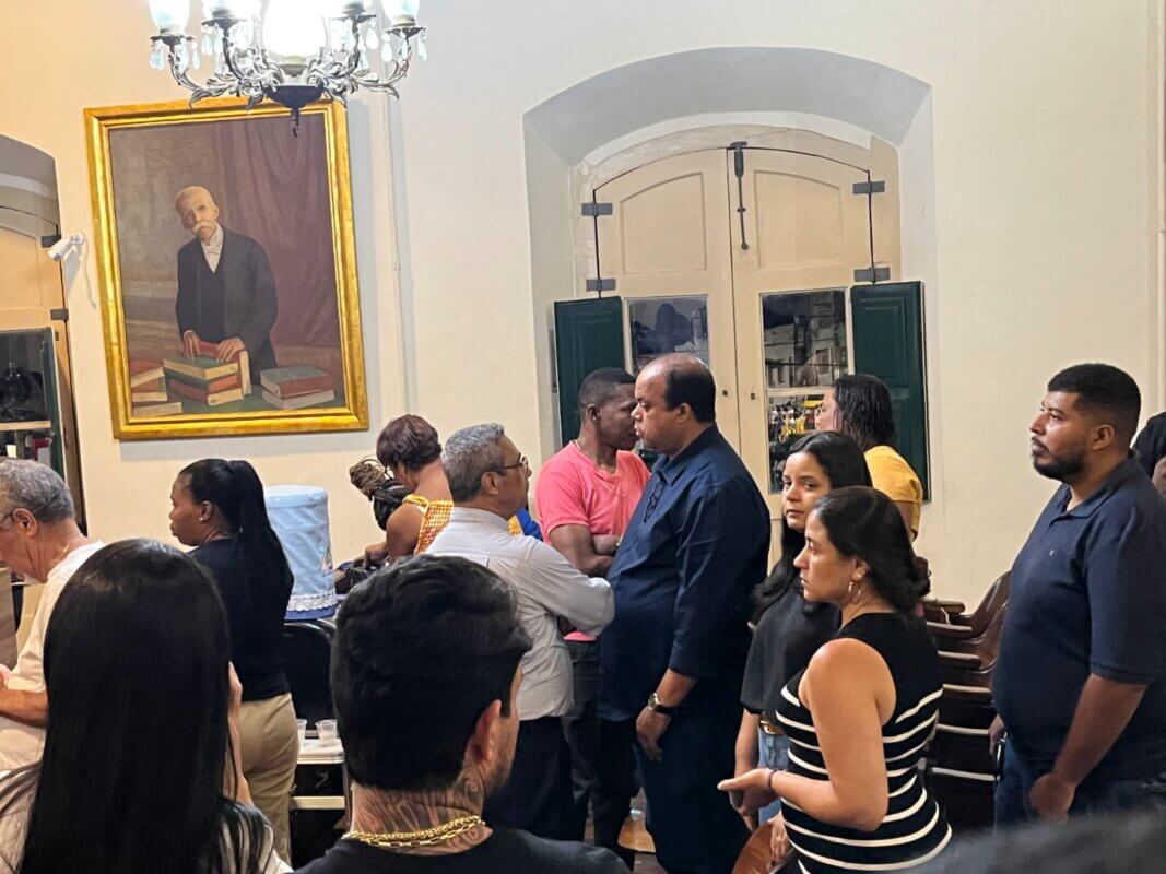 Flaviano Bomfim no velório de Gleiber Junior